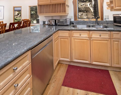 Townhome, 3 Bedrooms | Private kitchen | Fridge, microwave, oven, coffee/tea maker