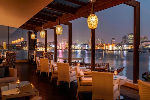 4 restaurants; breakfast, lunch, dinner, and brunch served