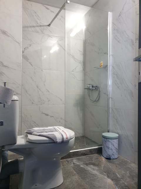 Shower, free toiletries, bathrobes, slippers