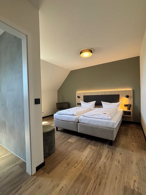 Comfort Double Room | Minibar, in-room safe, desk, soundproofing