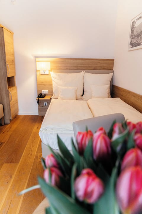 Basic Double Room Single Use, 1 Double Bed | Hypo-allergenic bedding, minibar, desk, laptop workspace