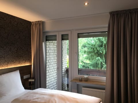 Premium bedding, desk, soundproofing, free WiFi