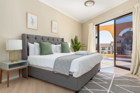 Luxury Apartment | 3 bedrooms, in-room safe, laptop workspace, iron/ironing board
