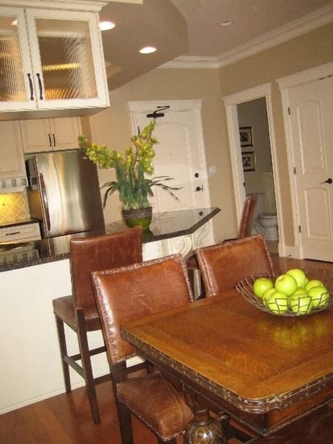 One Bedroom Condo | In-room dining