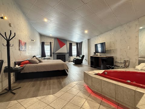 Honeymoon Suite, 1 King Bed with Sofa bed, Fireplace (Double Jacuzzi) | Bathroom | Hair dryer, towels