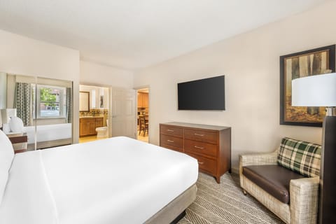 Premium bedding, in-room safe, iron/ironing board, free WiFi