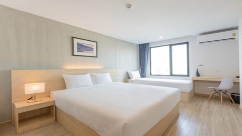 Deluxe Triple Room | In-room safe, blackout drapes, free WiFi, bed sheets