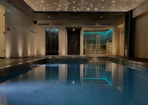 Sauna, hot tub, steam room