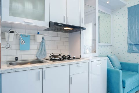 Fridge, stovetop, dishwasher, electric kettle