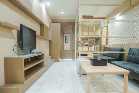 Apartment, Non Smoking, Kitchenette | Living room | Flat-screen TV