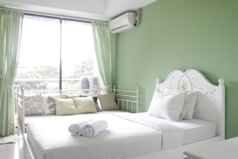 Apartment, Non Smoking, Kitchenette | 1 bedroom, iron/ironing board, free WiFi, bed sheets
