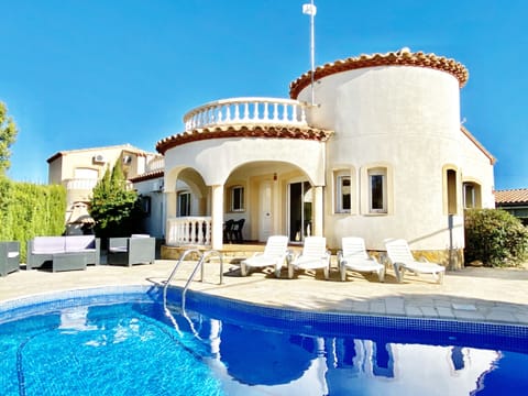 Beautiful private swimming pool and garden