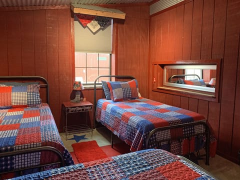 Patriotic bunkroom with 4 twin sized beds