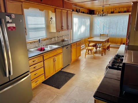 Kitchen with gas stove and lots of space 🥞