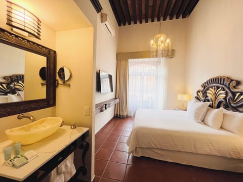 Standard Room | Premium bedding, down comforters, in-room safe, soundproofing