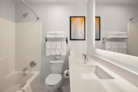 Standard Room, 1 Queen Bed, Non Smoking | Bathroom | Combined shower/tub, hair dryer, towels, soap