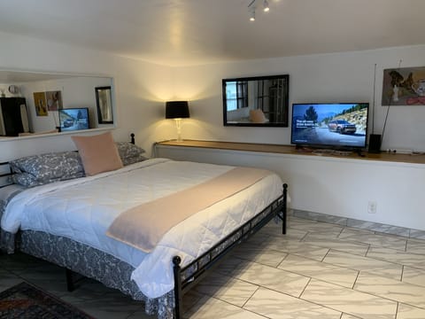 Cal King bed, 43" amazon tv, open space for your personal vacation or work.