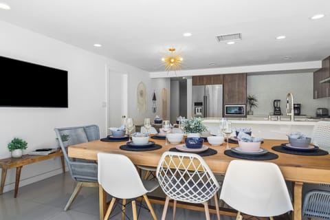 K0650 - Dining Outside to Inside View