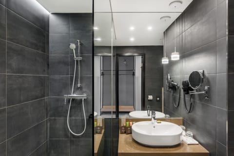 Executive Double or Twin Room | Hypo-allergenic bedding, in-room safe, desk, laptop workspace