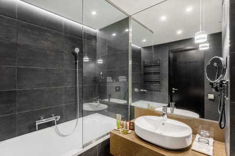 Executive Double or Twin Room | Hypo-allergenic bedding, in-room safe, desk, laptop workspace