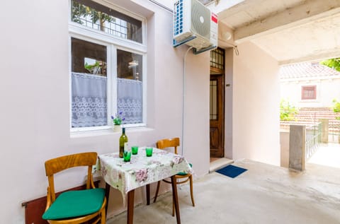 Apartment (Two Bedroom Apartment with Terrace) | In-room dining
