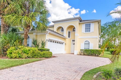 Beautiful 6 bed 4 bath villa located in Highlands Reserve