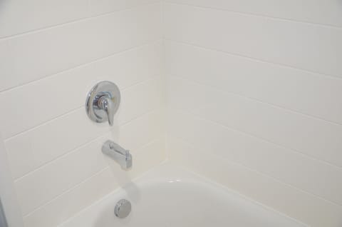Combined shower/tub, towels
