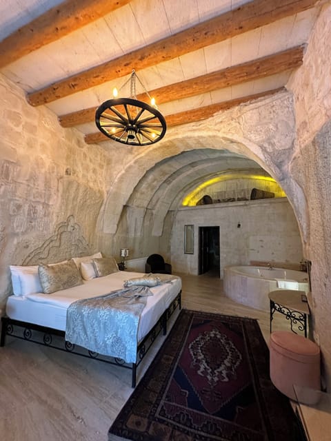 Family Cave Room | Minibar, individually decorated, individually furnished, soundproofing