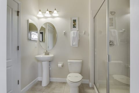  This villa has a total of 5 bathrooms.