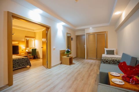 Minibar, in-room safe, bed sheets