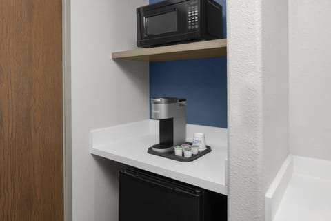 Minibar, in-room safe, laptop workspace, blackout drapes