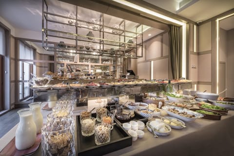 Daily buffet breakfast for a fee