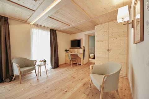 Deluxe Room | Hypo-allergenic bedding, minibar, in-room safe, desk