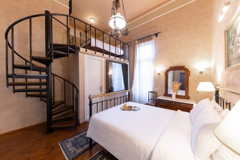 Minibar, in-room safe, free WiFi, bed sheets