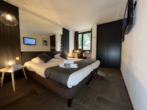 Premium bedding, desk, soundproofing, free cribs/infant beds