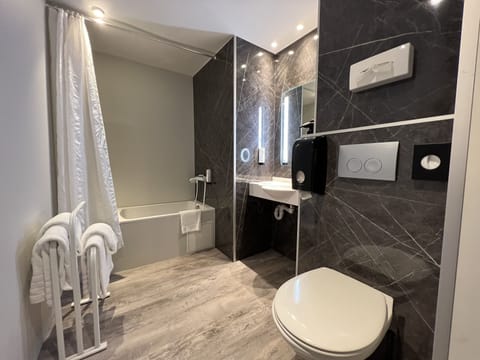 Quadruple Room | Bathroom | Shower, free toiletries, hair dryer, towels