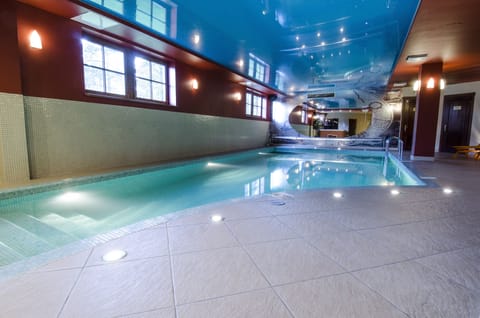 Indoor pool, sun loungers