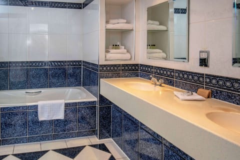 Combined shower/tub, free toiletries, hair dryer, towels