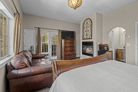 Suite, 1 King Bed with Sofa bed (Suite 1) | Living area | 42-inch TV with cable channels