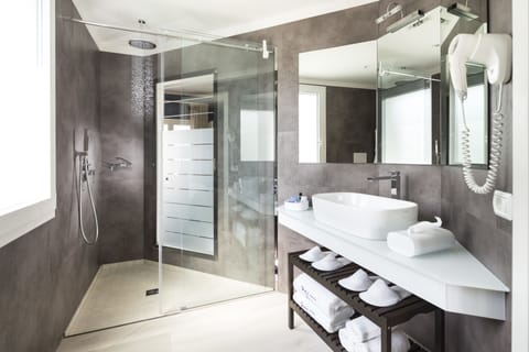 Suite | Bathroom | Free toiletries, hair dryer, bidet, towels