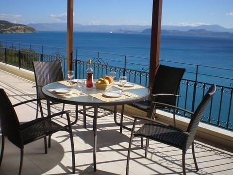 Sunrise 2 balcony with outdoor table