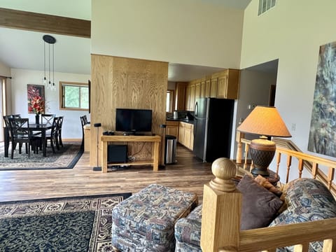 Living room/kitchen/dining room