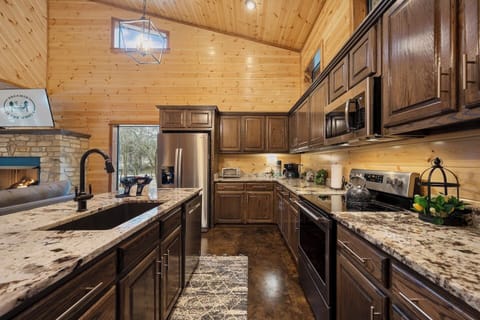 This large kitchen makes it enjoiyable to cook any meal.