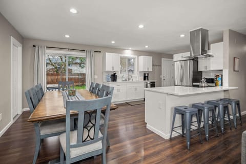 Kitchen & Dining Area