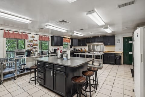 Huge Kitchen- with everything you would need to make a Thanksgiving Dinner!