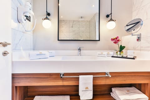 Standard Double Room | Bathroom | Shower, free toiletries, hair dryer, towels