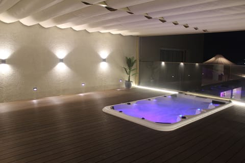 Indoor spa tub