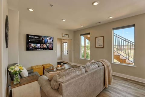 Step into The Farmhouse at Lincoln Suites and enjoy a modern, smart home with a king bed, full kitchen, and all the comforts you need for a relaxing Sheridan getaway.
