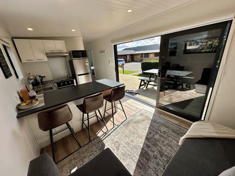 Full modern kitchen with breakfast bar