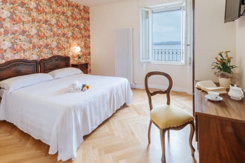 Double or Twin Room | Minibar, in-room safe, desk, free cribs/infant beds